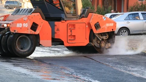 Heavy vibration roller compactor repairing road asphalt pavement Video stock 96415568