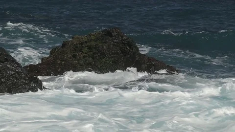 Heavy waves crashing on rocks Stockbeeldmateriaal 72946777