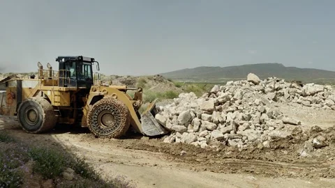 Heavy Wheel Loader Moving Limestone Rocks in Open-Pit Quarry Vídeos de archivo 333652772