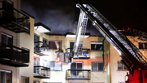 Heavy wind during structure fire 動画素材 114752847