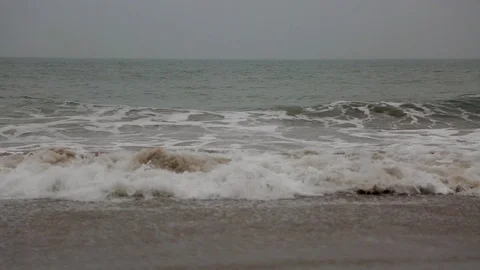 Hectic ocean. The waves beat against the rocks. Video stock 77508519