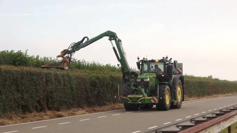 Hedge pruning using the tractor on the Grevelingendam Видео 254802101