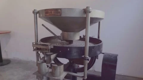 HEEMAF coin counting machine, made in Germany in 1937. 库存影片 221800489