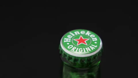 Heineken bottle cap, shot with diagonal movement Stock-Footage 153168622