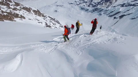 Heli-Skiing down a snowy mountain slope in Alaska Video stock 230325007