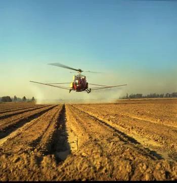 Helicopter crop dusting Foto stock