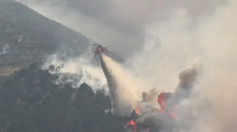 Helicopter fighting huge blaze Video stock 11258493