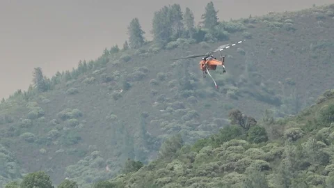Helicopter fighting wildfire Stock Footage 92768054