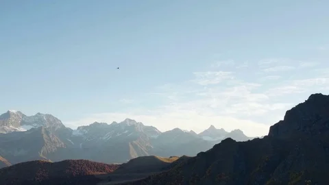 Helicopter flies over the mountains Vídeo Stock 70759770