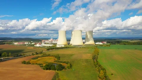 Helicopter flight around to nuclear power plant. 库存影片 116983953