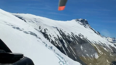 Helicopter flying close massive mountain peaks in New Zealand 库存影片 113454669