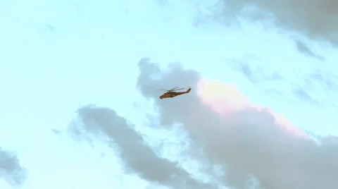 Helicopter flying in cloudy sky 스톡 동영상 39964727