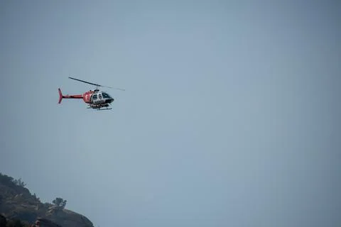 A helicopter from the LAFD performs a water drop and observation during a bru Stock-Fotos