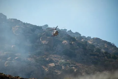 A helicopter from the LAFD performs a water drop and observation during a bru Stock-Fotos
