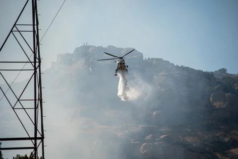 A helicopter from the LAFD performs a water drop and observation during a bru Stock-Fotos