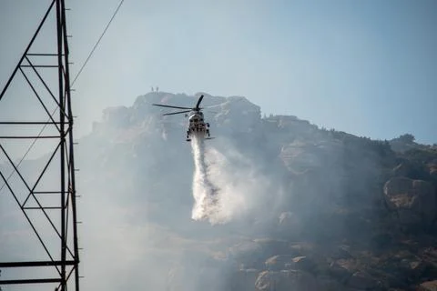 A helicopter from the LAFD performs a water drop and observation during a bru 스톡 사진