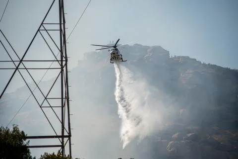 A helicopter from the LAFD performs a water drop and observation during a bru Stock-Fotos