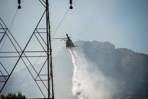 A helicopter from the LAFD performs a water drop and observation during a bru 스톡 사진