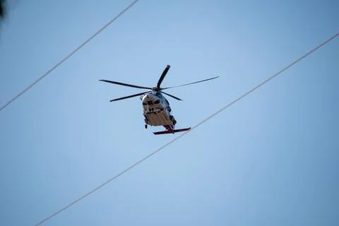 A helicopter from the LAFD performs a water drop and observation during a bru Foto stock