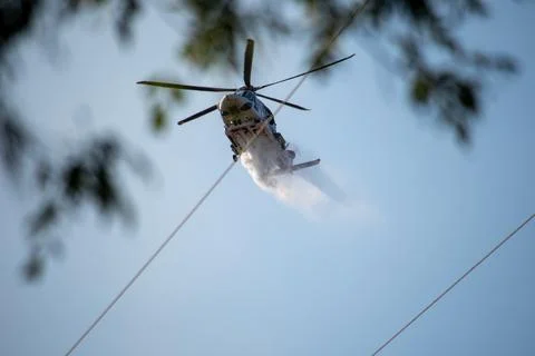 A helicopter from the LAFD performs a water drop and observation during a bru Foto stock