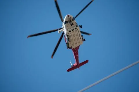 A helicopter from the LAFD performs a water drop and observation during a bru Foto stock