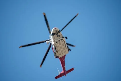 A helicopter from the LAFD performs a water drop and observation during a bru Foto stock