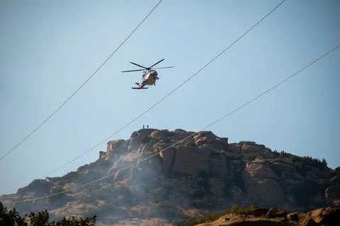 A helicopter from the LAFD performs a water drop and observation during a bru Foto stock