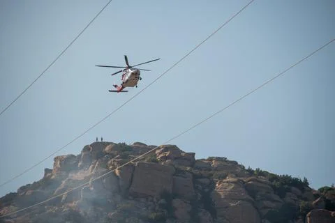 A helicopter from the LAFD performs a water drop and observation during a bru Foto stock