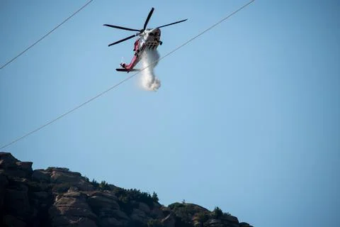 A helicopter from the LAFD performs a water drop and observation during a bru Stock-Fotos