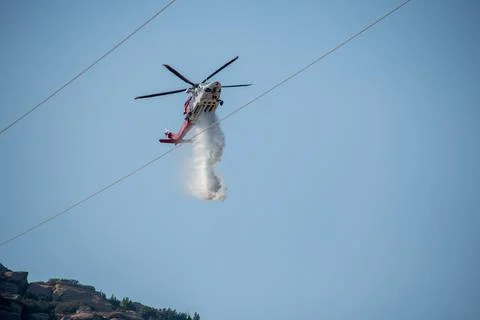 A helicopter from the LAFD performs a water drop and observation during a bru Stock-Fotos
