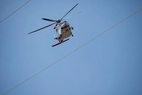 A helicopter from the LAFD performs a water drop and observation during a bru Stock-Fotos