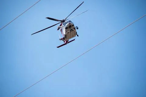 A helicopter from the LAFD performs a water drop and observation during a bru Foto stock