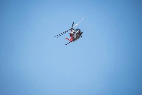 A helicopter from the LAFD performs a water drop and observation during a bru Foto stock