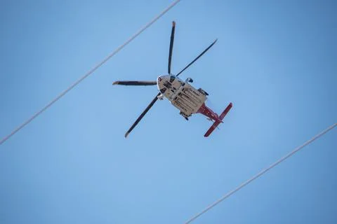 A helicopter from the LAFD performs a water drop and observation during a bru Foto stock