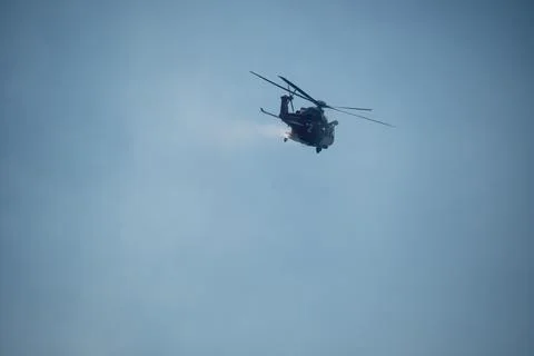 A helicopter from the LAFD performs a water drop and observation during a bru Stock-Fotos