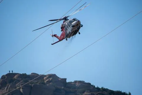 A helicopter from the LAFD performs a water drop and observation during a bru Foto stock