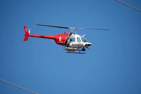 A helicopter from the LAFD performs a water drop and observation during a bru 스톡 사진