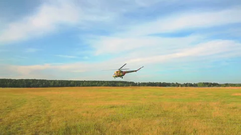 Helicopter landed in a field Stockbeeldmateriaal 61162651