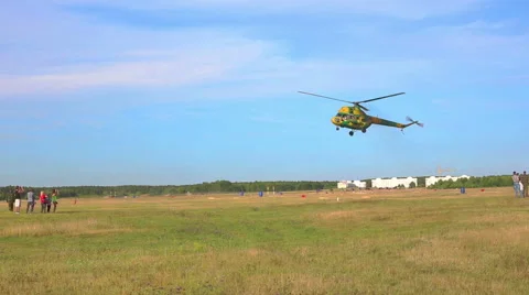 Helicopter landed in a field 動画素材 61512556