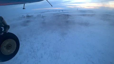 The helicopter lands in the snow Video stock 100175337