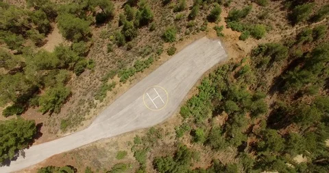 Helicopter point of view flying above helipad Vídeos de archivo 82298534