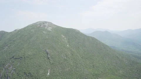 Helicopter ride over mountain Stockbeeldmateriaal 171590868