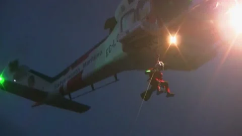 Helicopter of SAR training after twilight. 動画素材 107315290