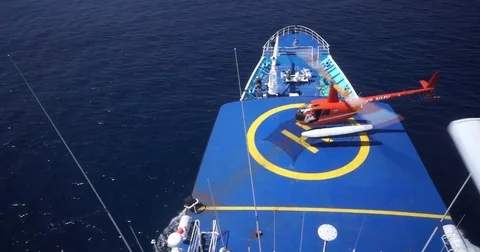 Helicopter Taking of from ship 動画素材 81495462