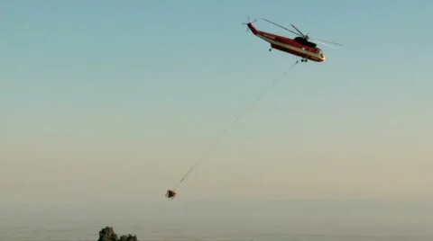 Helicopter transporting a cement bucket part 2 Vidéo 239223