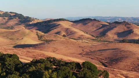Helix Pull-Back From Hillside Trees to Golden Hills and Mountains, California Vídeo Stock 338227435