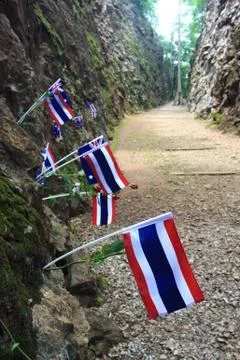 Hell fire pass with Thai flags and flowers Foto stock