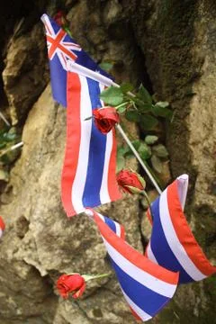 Hell fire pass with Thai flags and flowers Foto stock