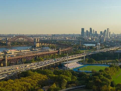 Hell Gate Bridge and Manhattan skyline - New York, United States Stock Photos
