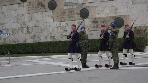 Hellenic Parliament - Evzones Guard Changing Ceremony. Vídeos de archivo 327761280